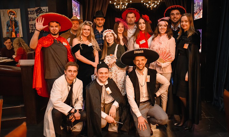 Корпоратив на Новый год в Саратове — празднично украшенный банкетный зал