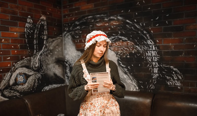 Выездные квесты на Международный женский день: организаторы проводят игру в школе Saratov