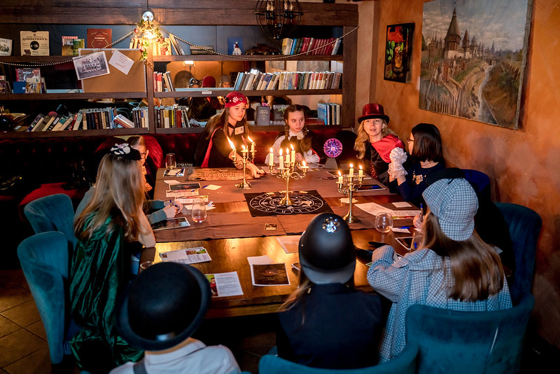 Дети разгадывают загадки в семейном квесте Хэллоуина в Saratov