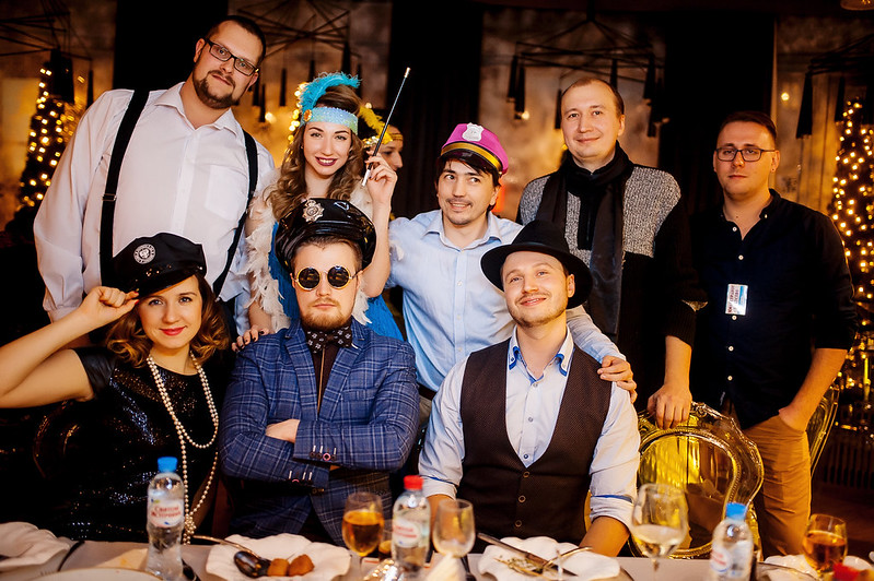 Команда компании празднует Новый год в ресторане Saratov