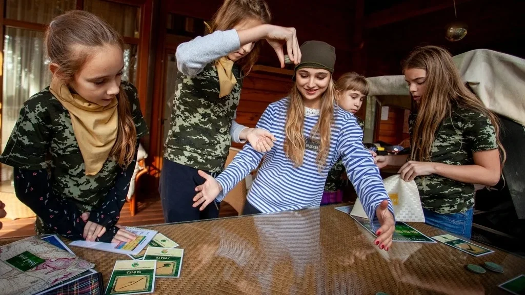 Квест на 8 марта в школе «Бермудский треугольник»: для выживания на необитаемом острове важен каждый ресурс.